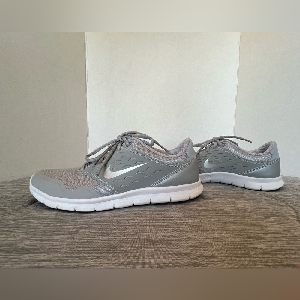 Nike Size 8 Women’s Like new gray/silver sneakers